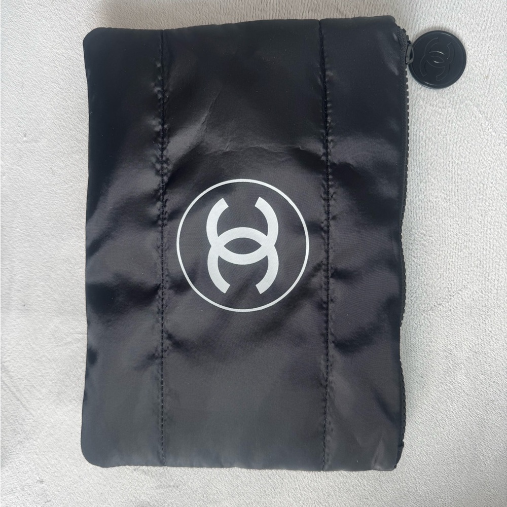 Black quilted nylon pouch / cosmetic bag / iPad case